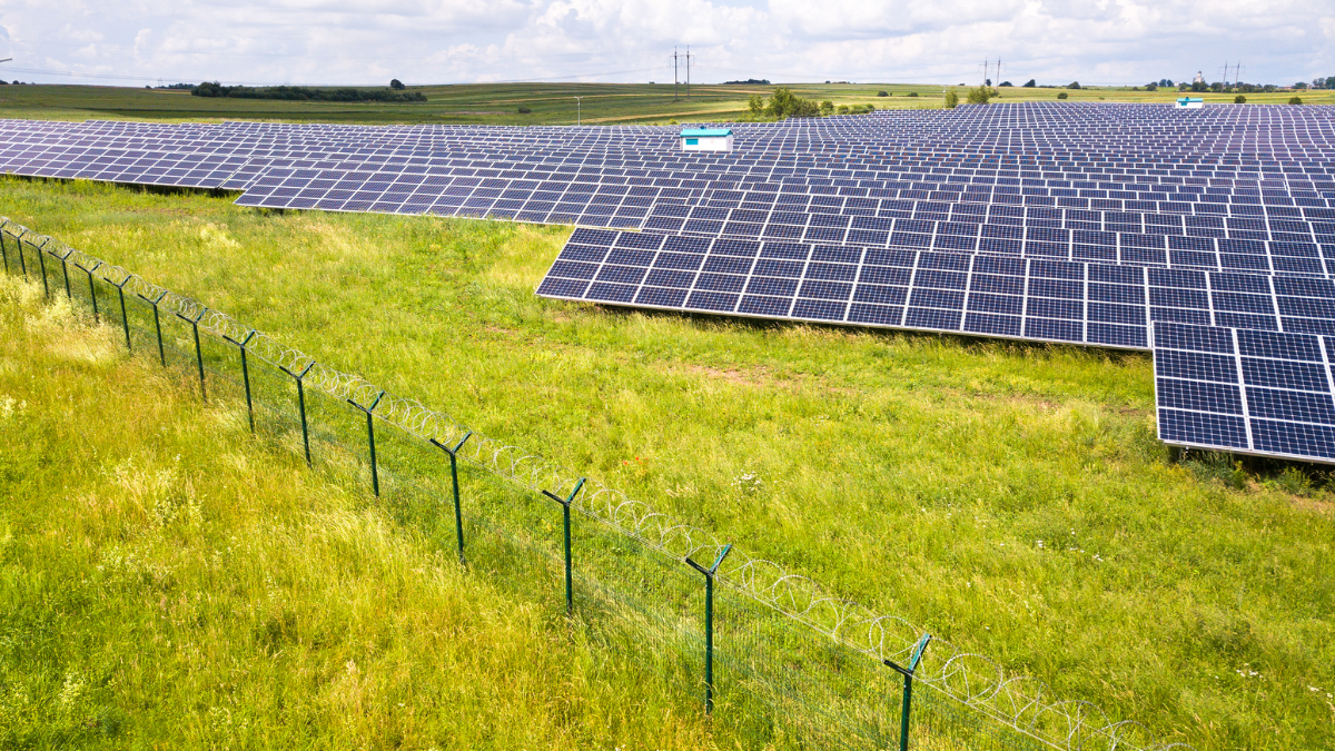 Large scale solar farm installation using bifacial TOPCon modules in a desert environment
