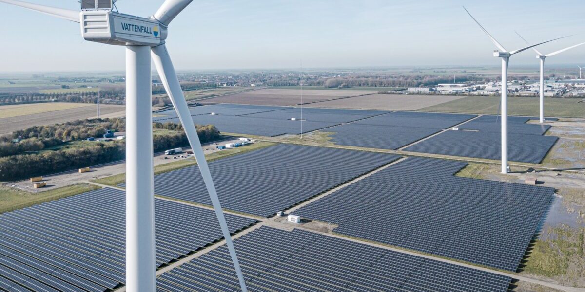 Aerial view of a large industrial solar rooftop installation in Spain with modern high-efficiency modules.
