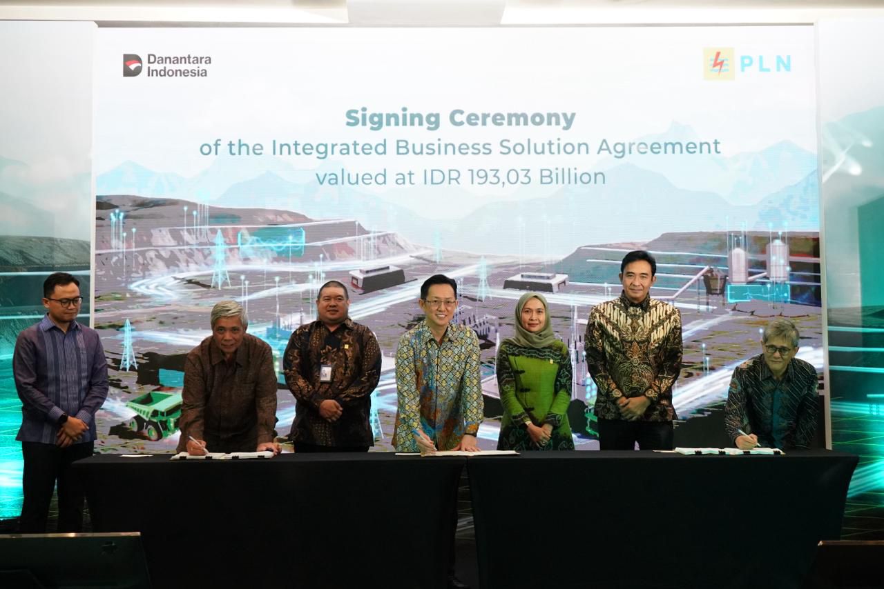 Officials at PT PLN signing green energy agreements for the Indonesian mining sector.
