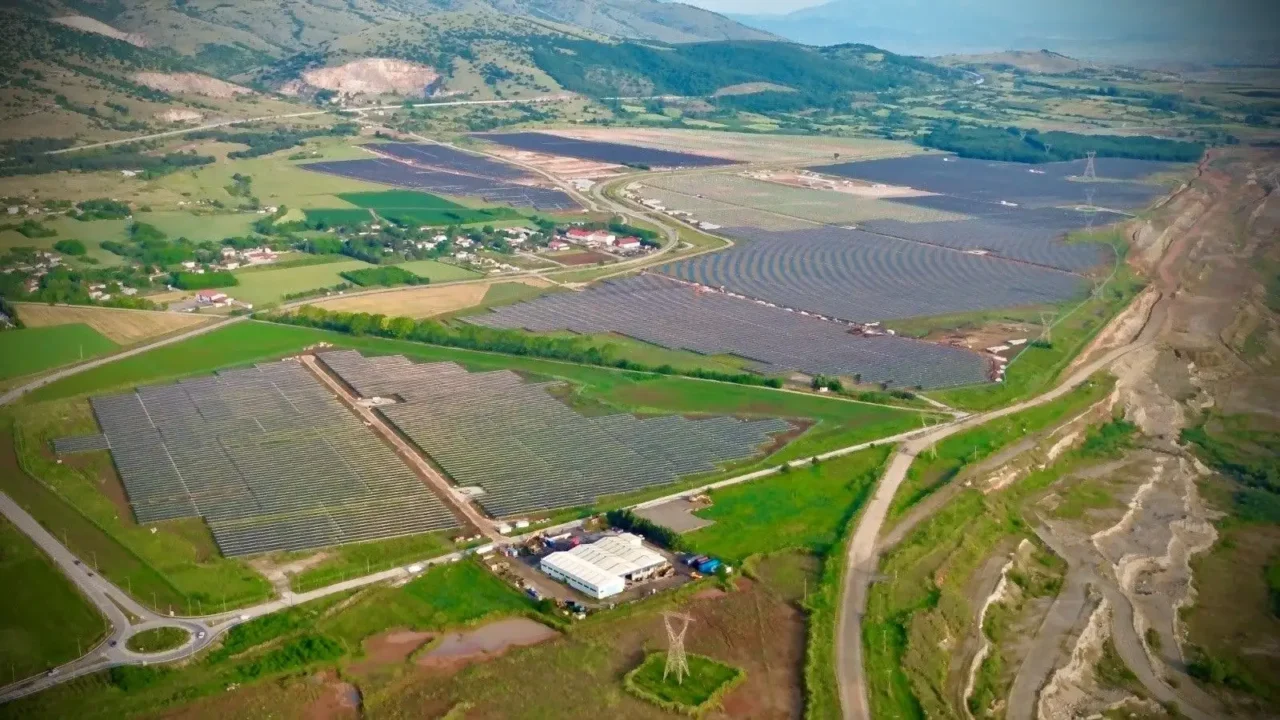A technical view of a 2P solar tracker system showing dual portrait module mounting on a single axis.