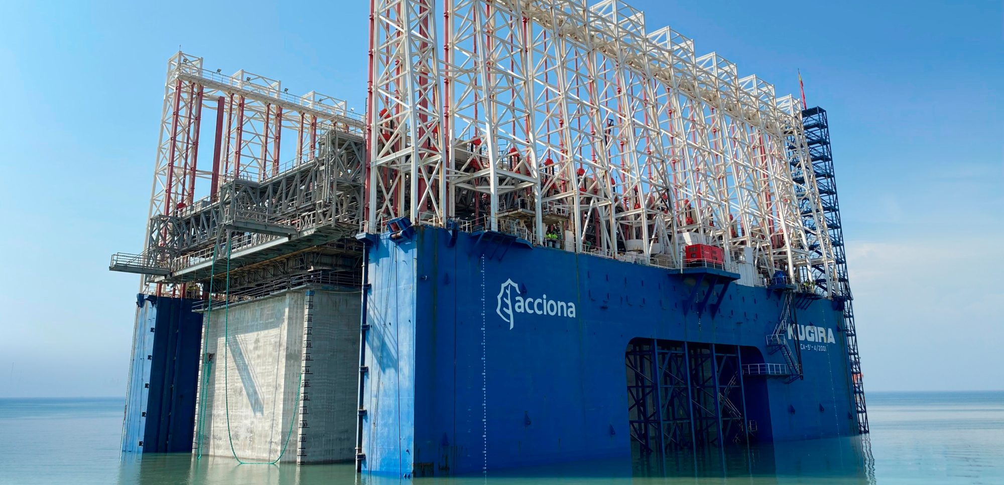 A 200kW Inocel hydrogen fuel cell unit being used to power a construction crane at a port.