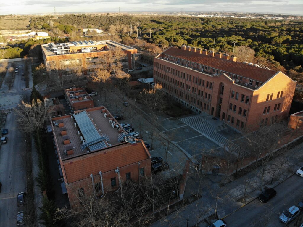 A standard rooftop solar array on a public research building in Madrid.