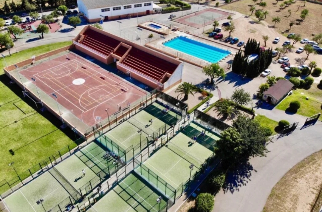 Industrial solar panel installation with 92 kWh battery storage system at a sports facility