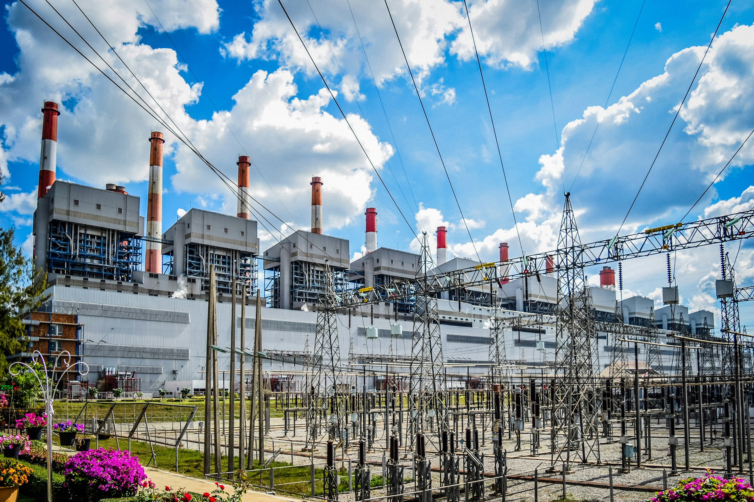 Industrial cogeneration facility with gas turbines and adjacent solar panel installations