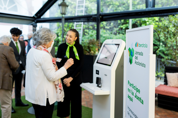Iberdrola representatives engaging with shareholders at a live interactive event in Spain.