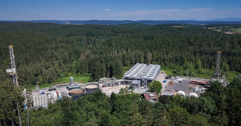 Industrial drilling rig at the Eavor-Loop geothermal site in Geretsried, Germany, under a clear sky.