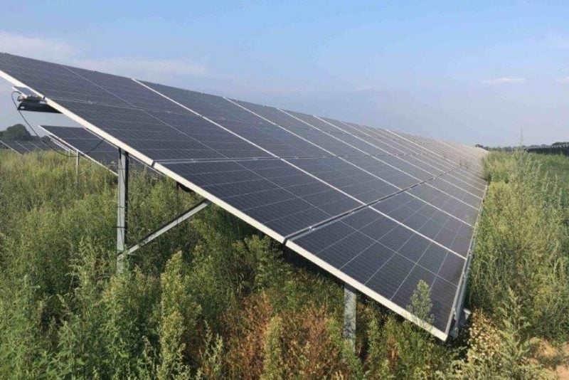 Aerial view of a utility-scale solar farm integrated with large-scale containerized battery energy storage systems