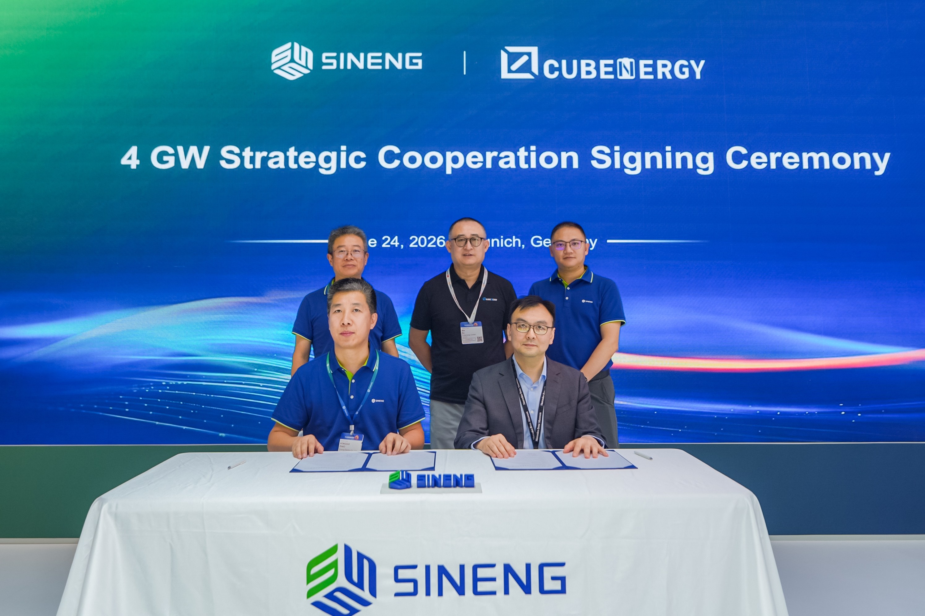 Representatives from Sineng Electric and Cubenergy signing a 4 GW energy storage cooperation agreement at Intersolar.